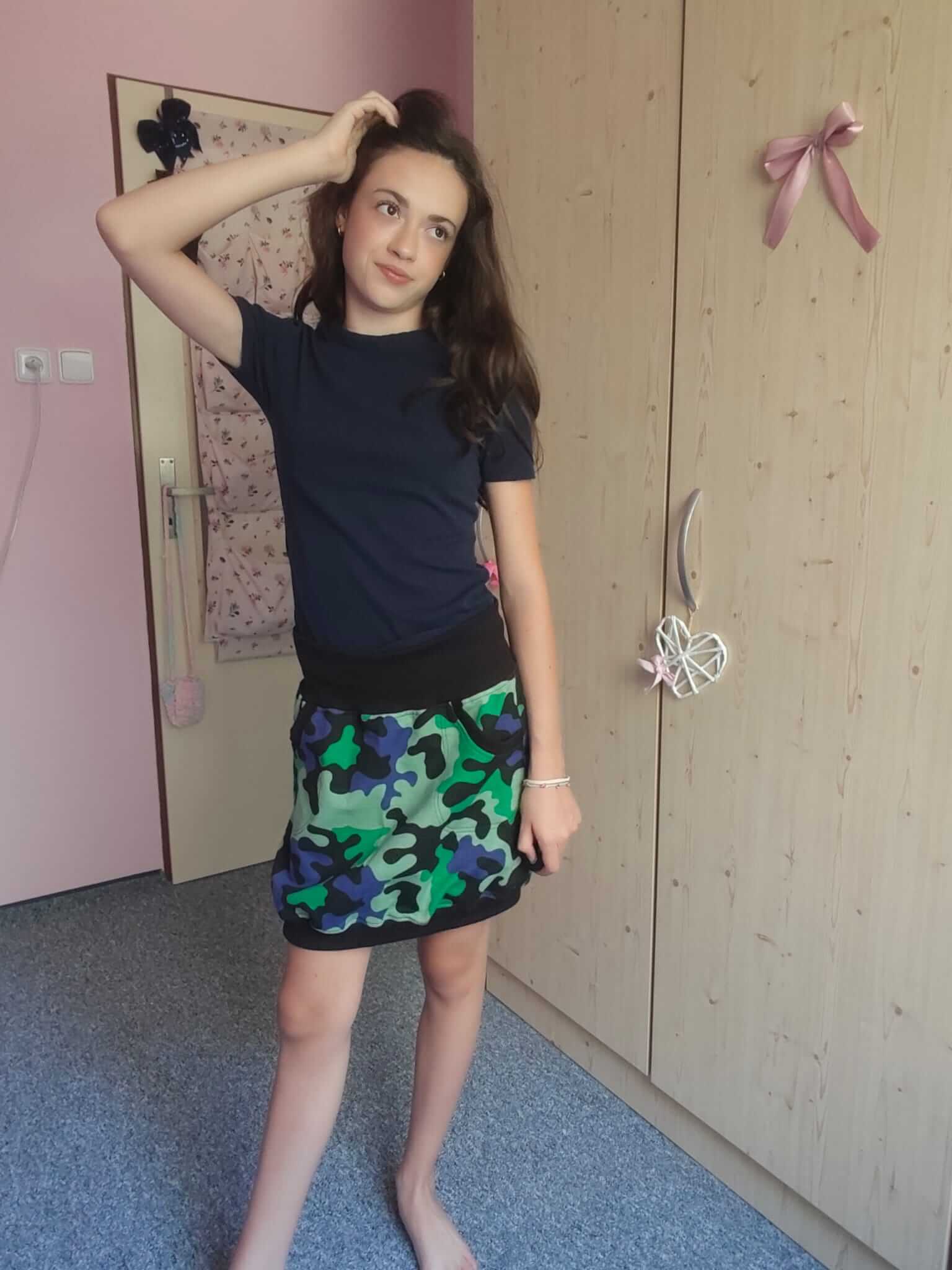 Dámská maskáčová sukně z bavlněné teplákoviny zelená nabízí dokonalou kombinaci stylu a pohodlí. Ideální pro každodenní nošení!