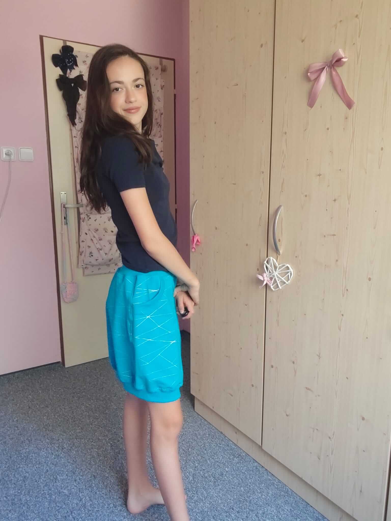 Pohodlná Dámská sukně z bavlněné teplákoviny v tyrkysově modré barvě se stříbrným geometrickým vzorem je perfektní volbou pro každodenní nošení.