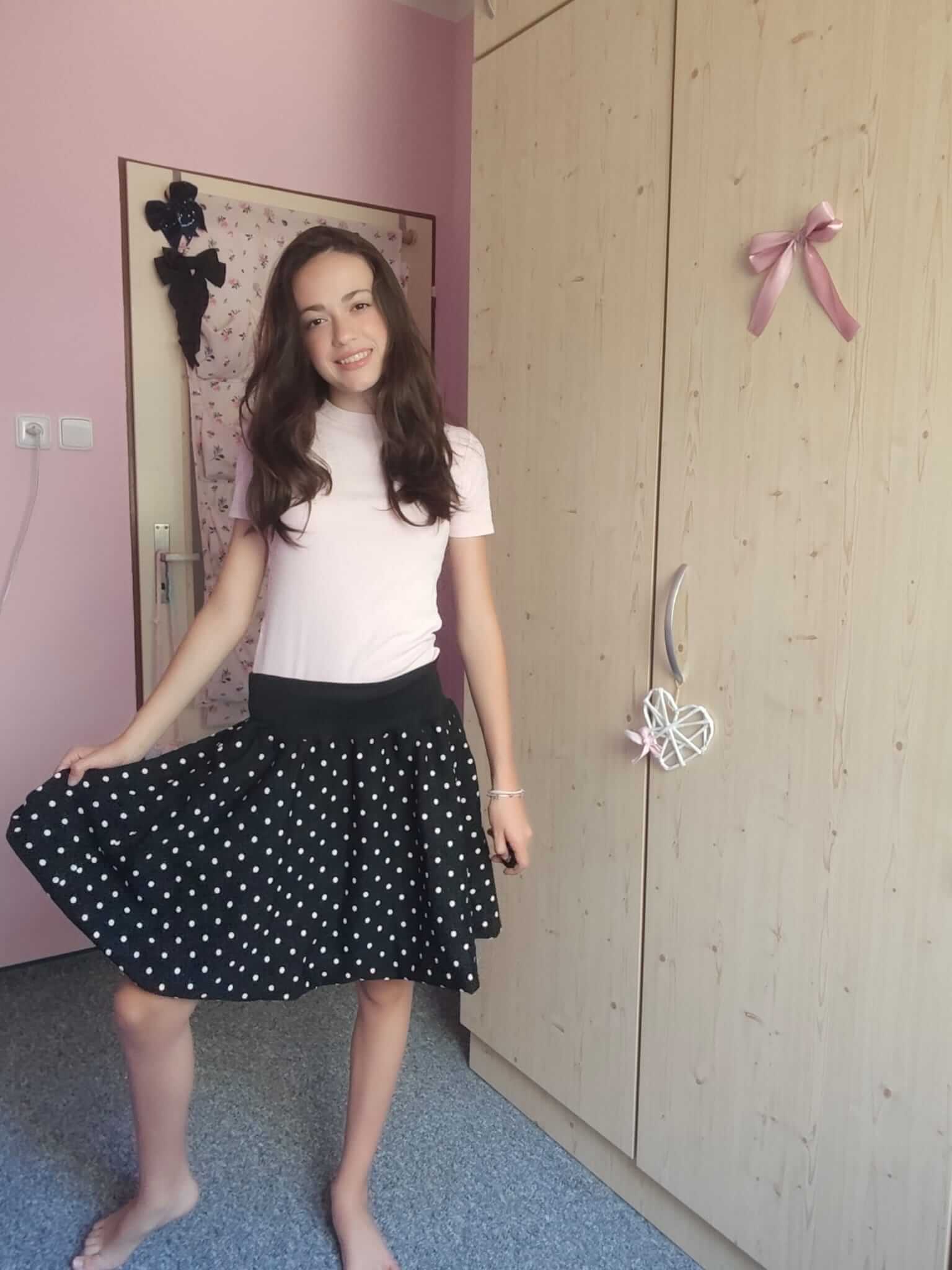 Dámská balonová sukně černá s bílými puntíky je dokonalým spojením stylu a pohodlí pro každou příležitost. Vyrobena z kvalitního polyesteru.