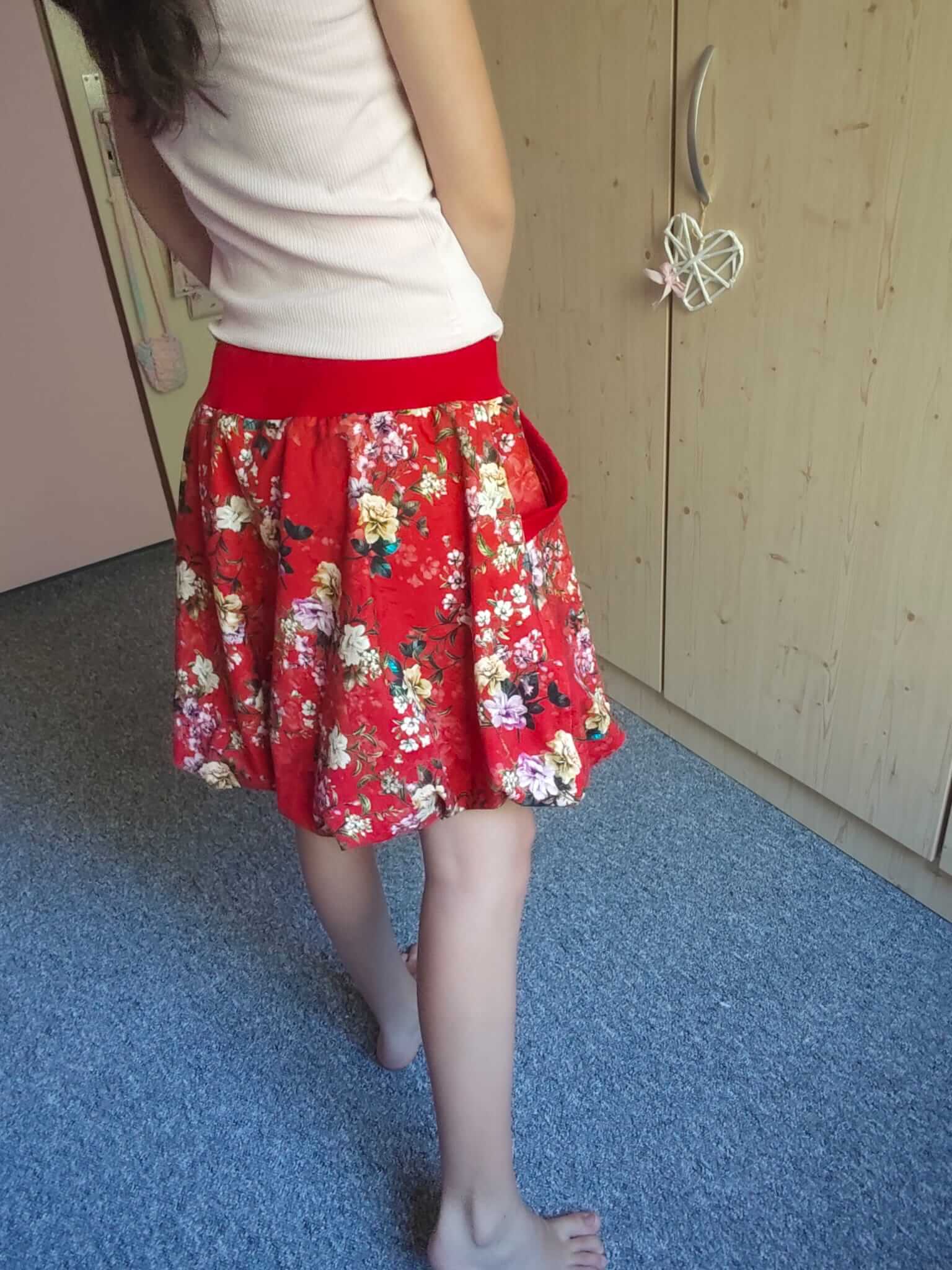 Dámská balonová sukně z kvalitního úpletu s lycrou. Stylový a pohodlný model pro každý den, který dokonale padne a zvýrazní vaši postavu.