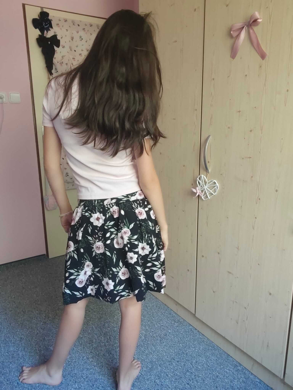Elegantní Dámská balonová sukně z bavlněného úpletu s lycrou, černá s růžemi, ideální volba pro pohodlné každodenní nošení a volný čas.