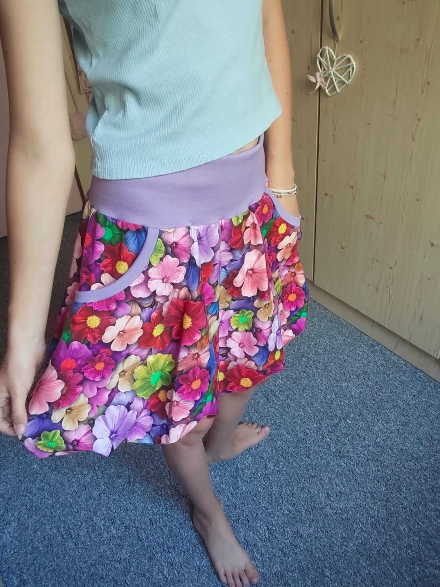 Dámská balonová sukně z bavlněného úpletu s lycrou v pastelových květinách je ideální volbou pro romantické a pohodlné outfity.