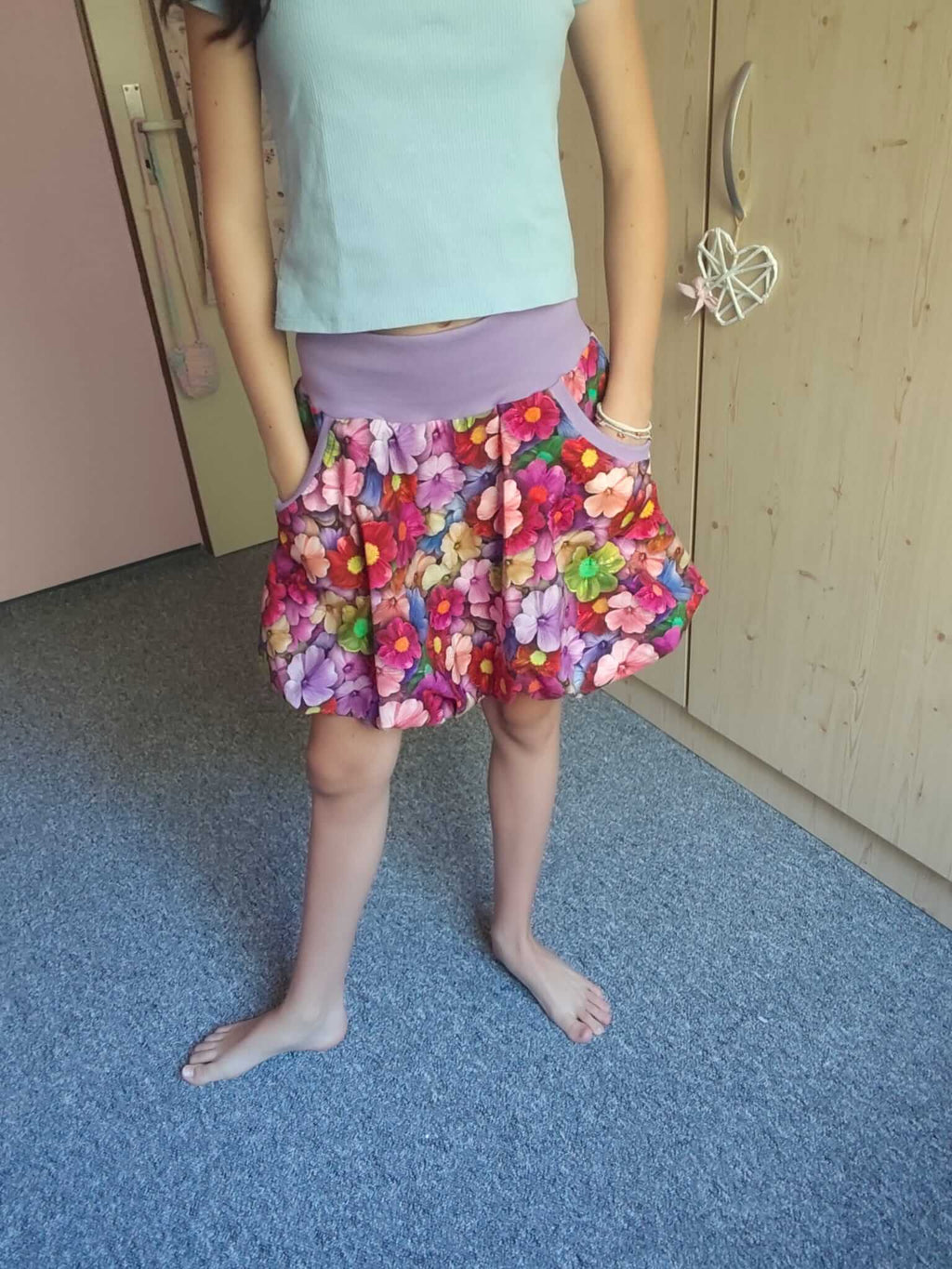 Dámská balonová sukně z bavlněného úpletu s lycrou v pastelových květinách je ideální volbou pro romantické a pohodlné outfity.