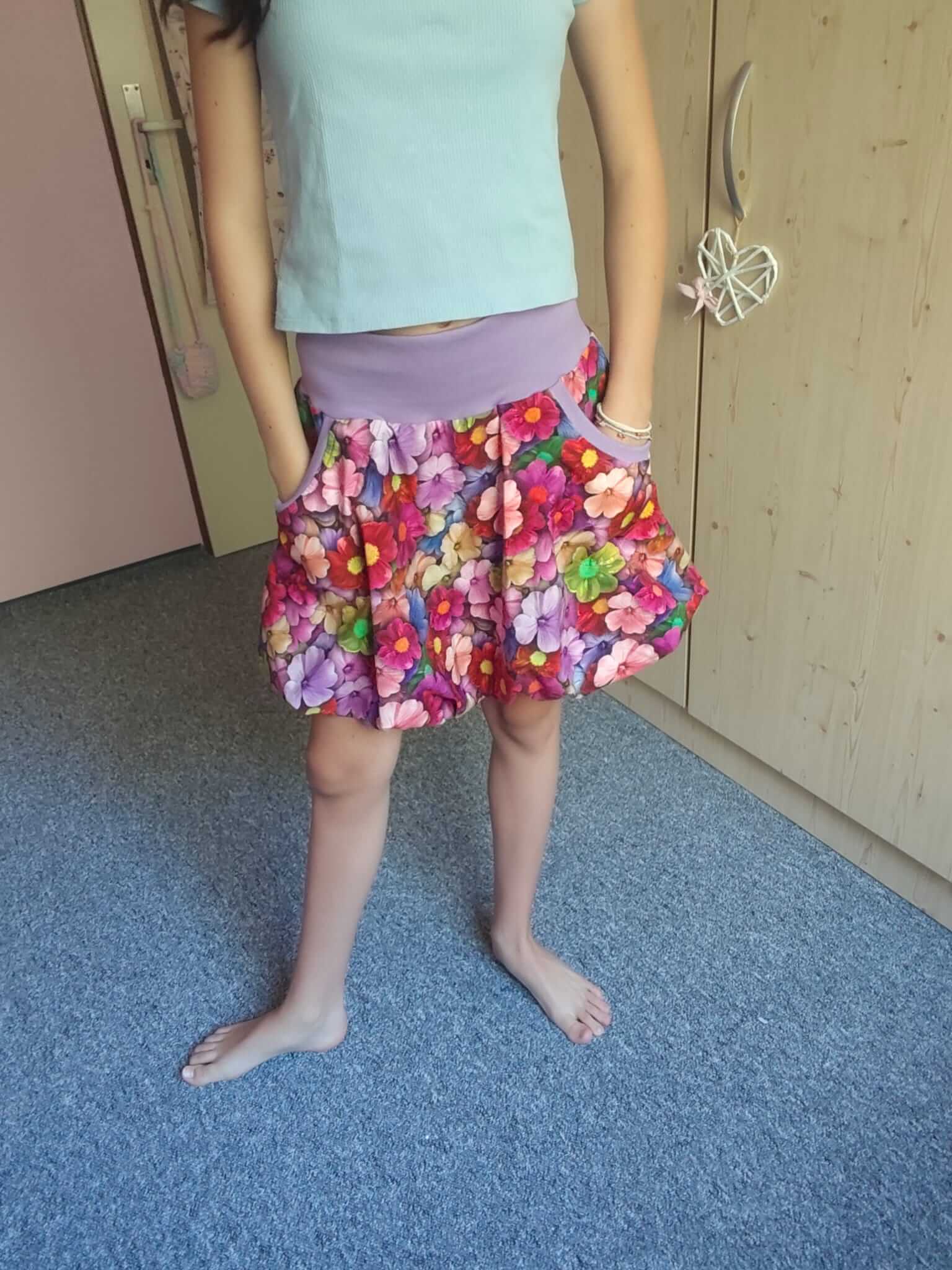 Dámská balonová sukně z bavlněného úpletu s lycrou v pastelových květinách je ideální volbou pro romantické a pohodlné outfity.