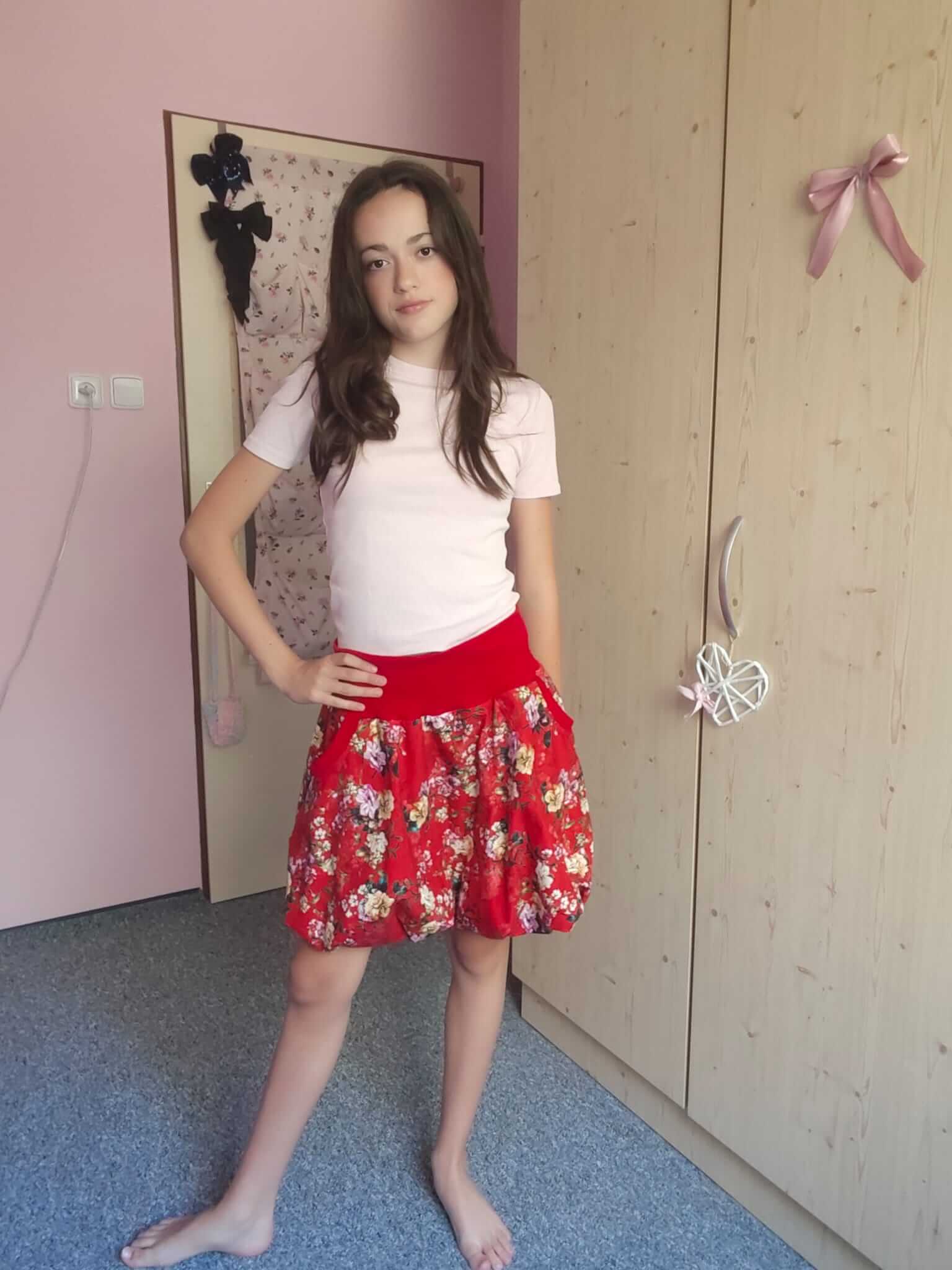 Dámská balonová sukně z kvalitního úpletu s lycrou. Stylový a pohodlný model pro každý den, který dokonale padne a zvýrazní vaši postavu.