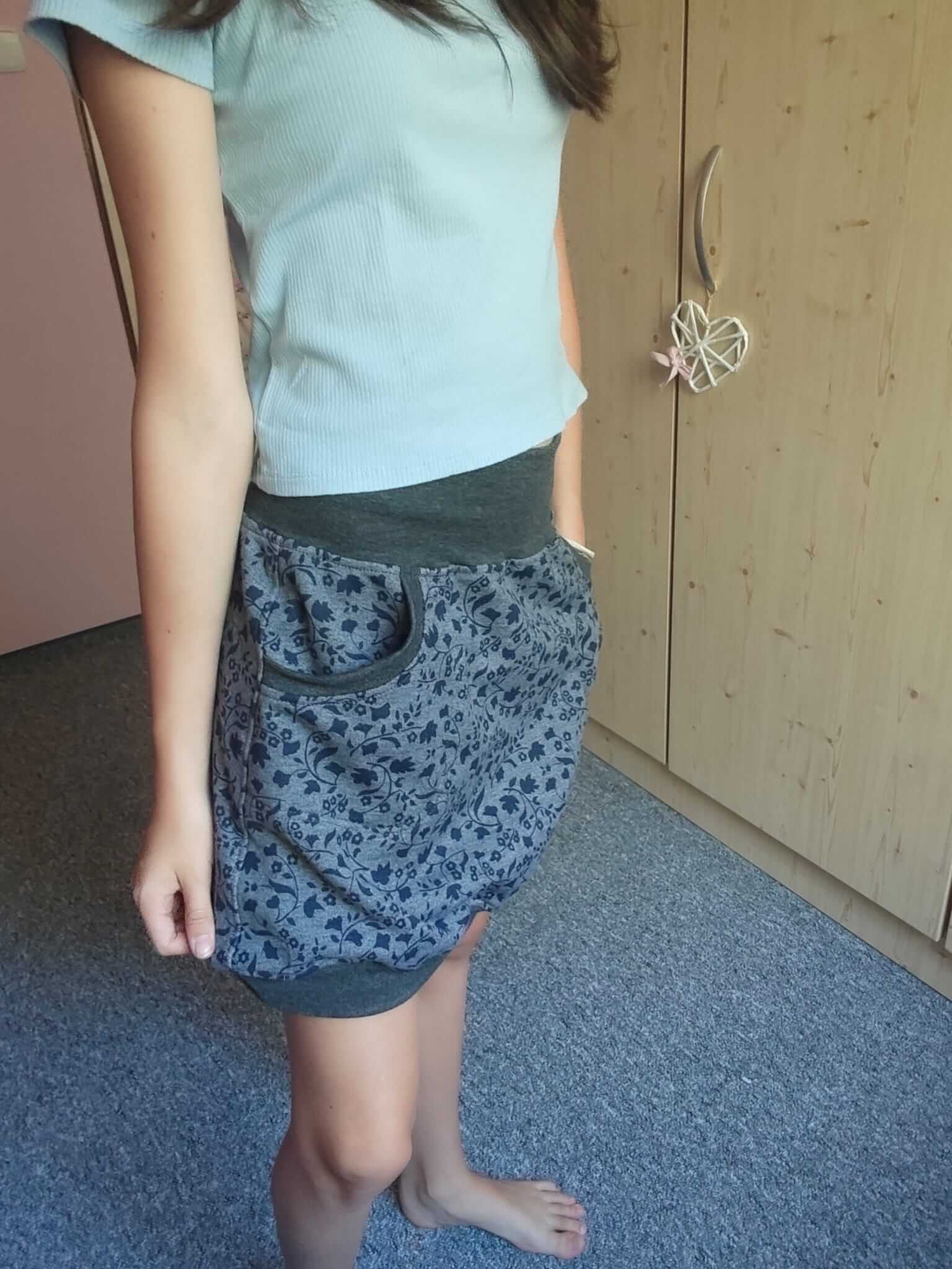 Dámská sukně z počesané bavlněné teplákoviny je ideální pro chladné dny. V šedé barvě s modrými kvítky vás zahřeje a dodá styl.
