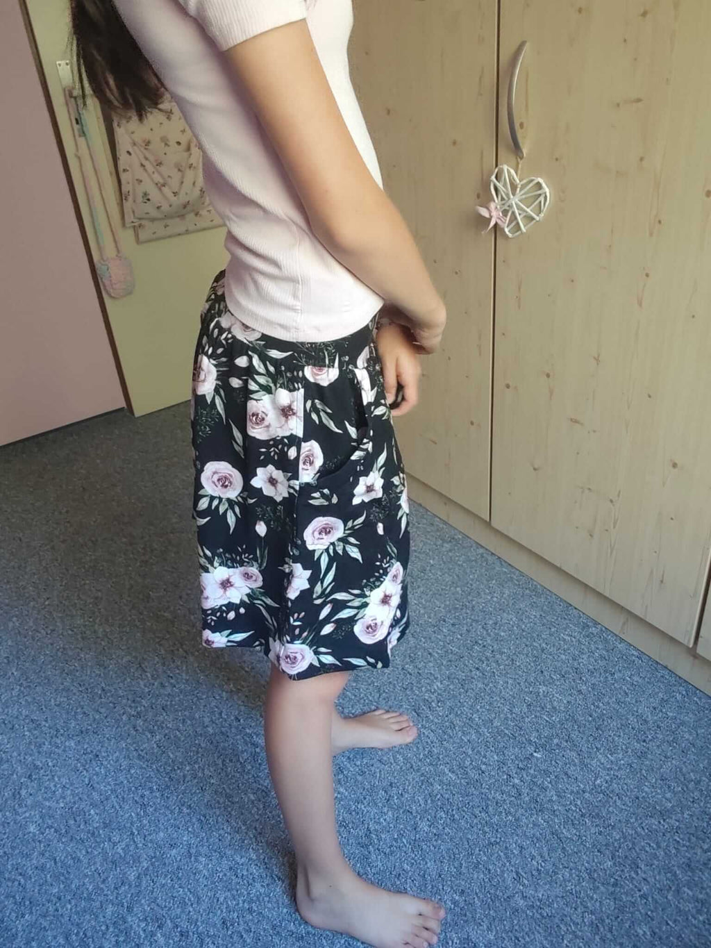 Elegantní Dámská balonová sukně z bavlněného úpletu s lycrou, černá s růžemi, ideální volba pro pohodlné každodenní nošení a volný čas.