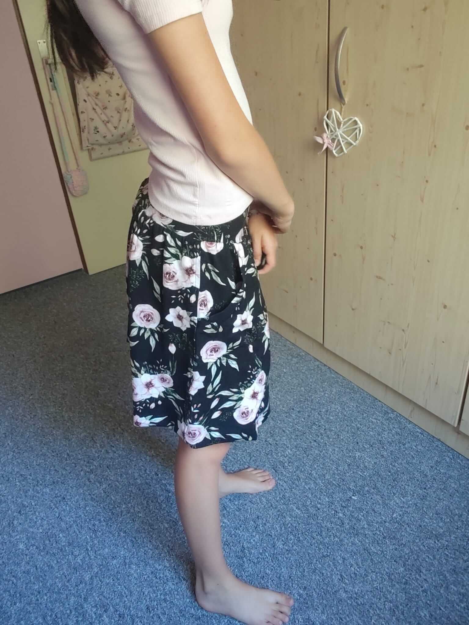 Elegantní Dámská balonová sukně z bavlněného úpletu s lycrou, černá s růžemi, ideální volba pro pohodlné každodenní nošení a volný čas.