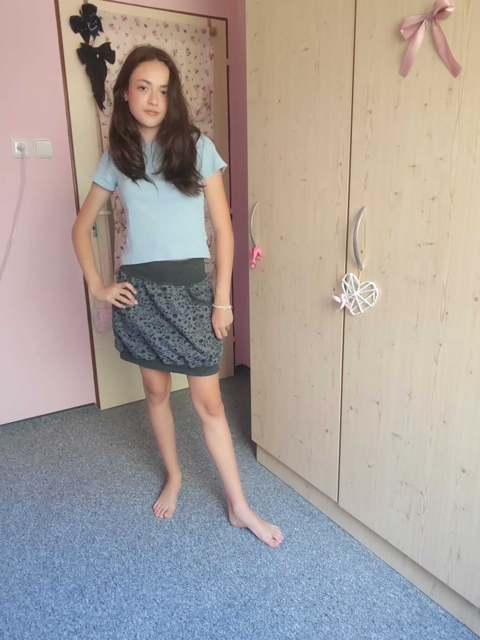 Dámská sukně z počesané bavlněné teplákoviny je ideální pro chladné dny. V šedé barvě s modrými kvítky vás zahřeje a dodá styl.