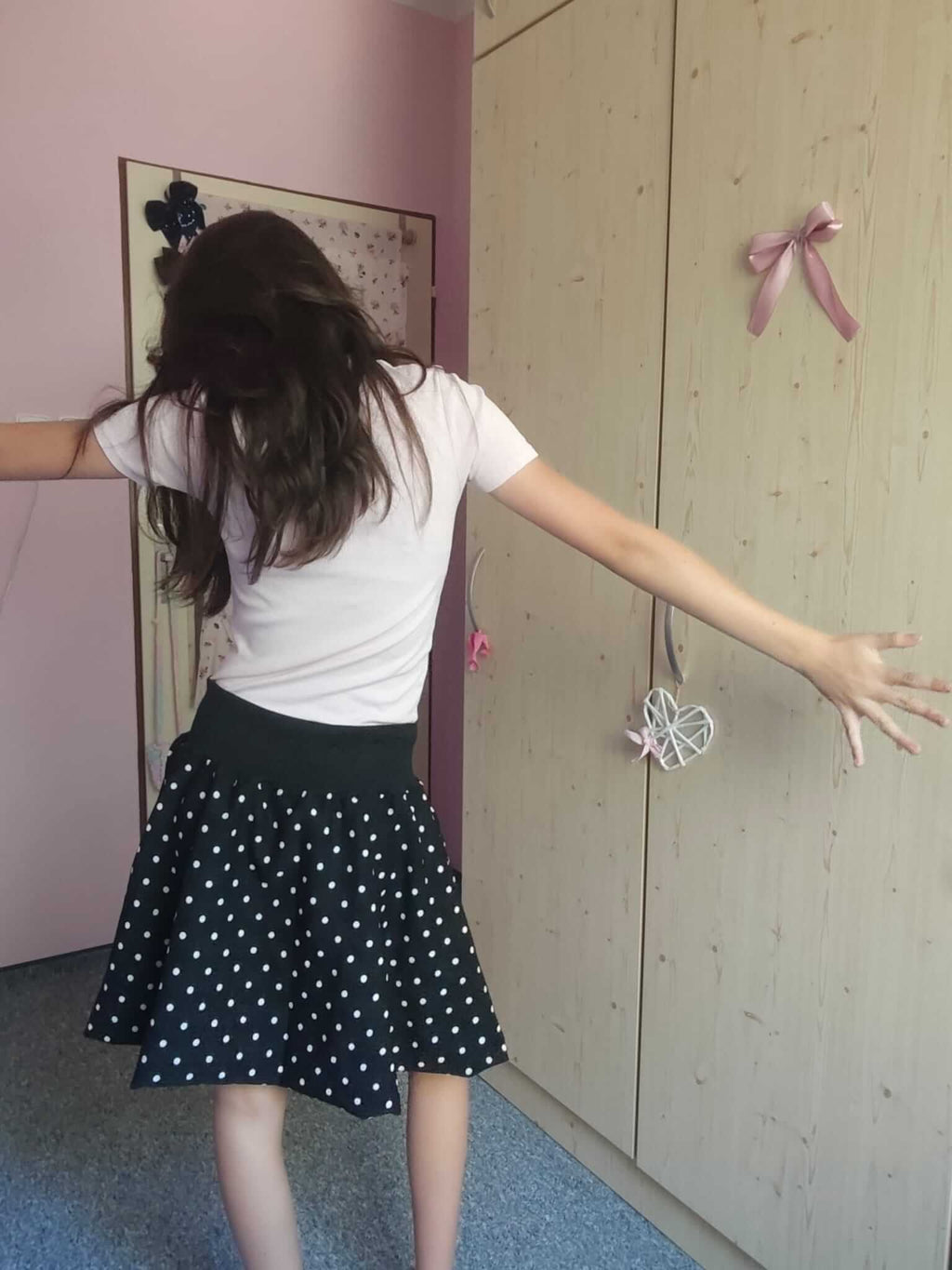 Dámská balonová sukně černá s bílými puntíky je dokonalým spojením stylu a pohodlí pro každou příležitost. Vyrobena z kvalitního polyesteru.