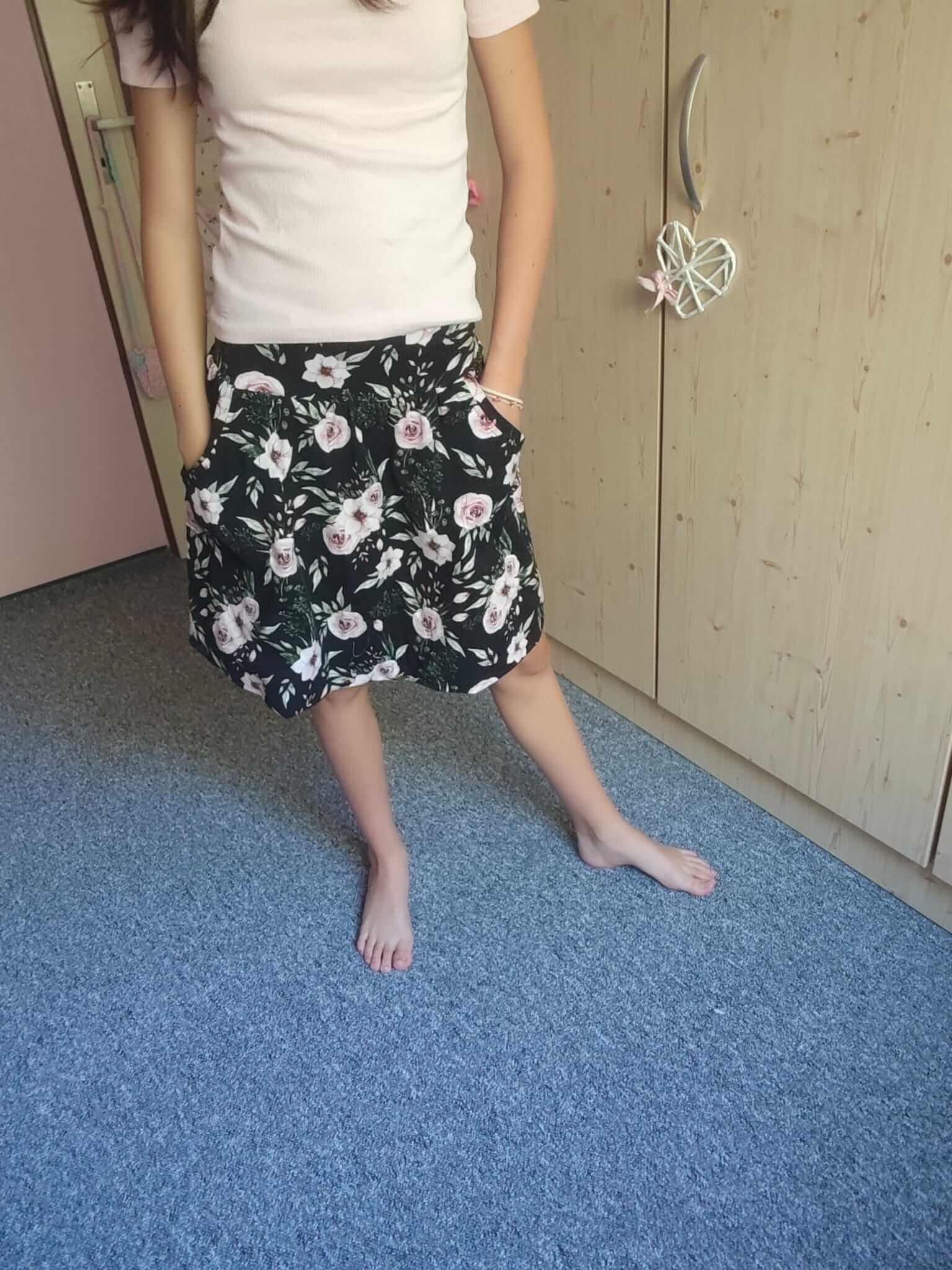 Elegantní Dámská balonová sukně z bavlněného úpletu s lycrou, černá s růžemi, ideální volba pro pohodlné každodenní nošení a volný čas.