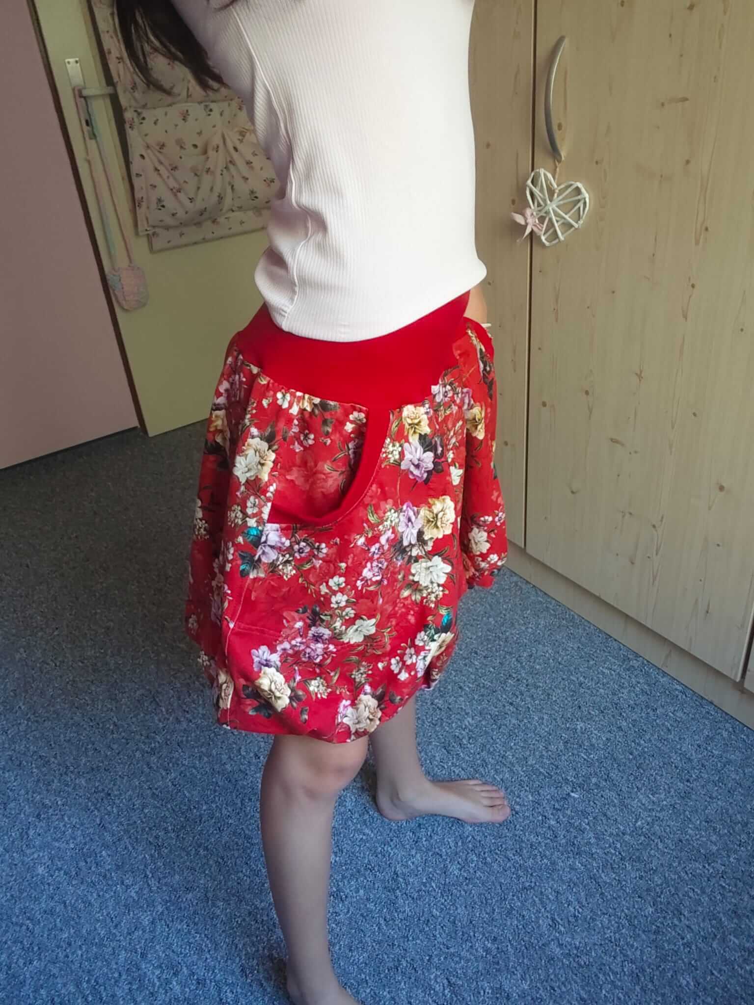 Dámská balonová sukně z kvalitního úpletu s lycrou. Stylový a pohodlný model pro každý den, který dokonale padne a zvýrazní vaši postavu.