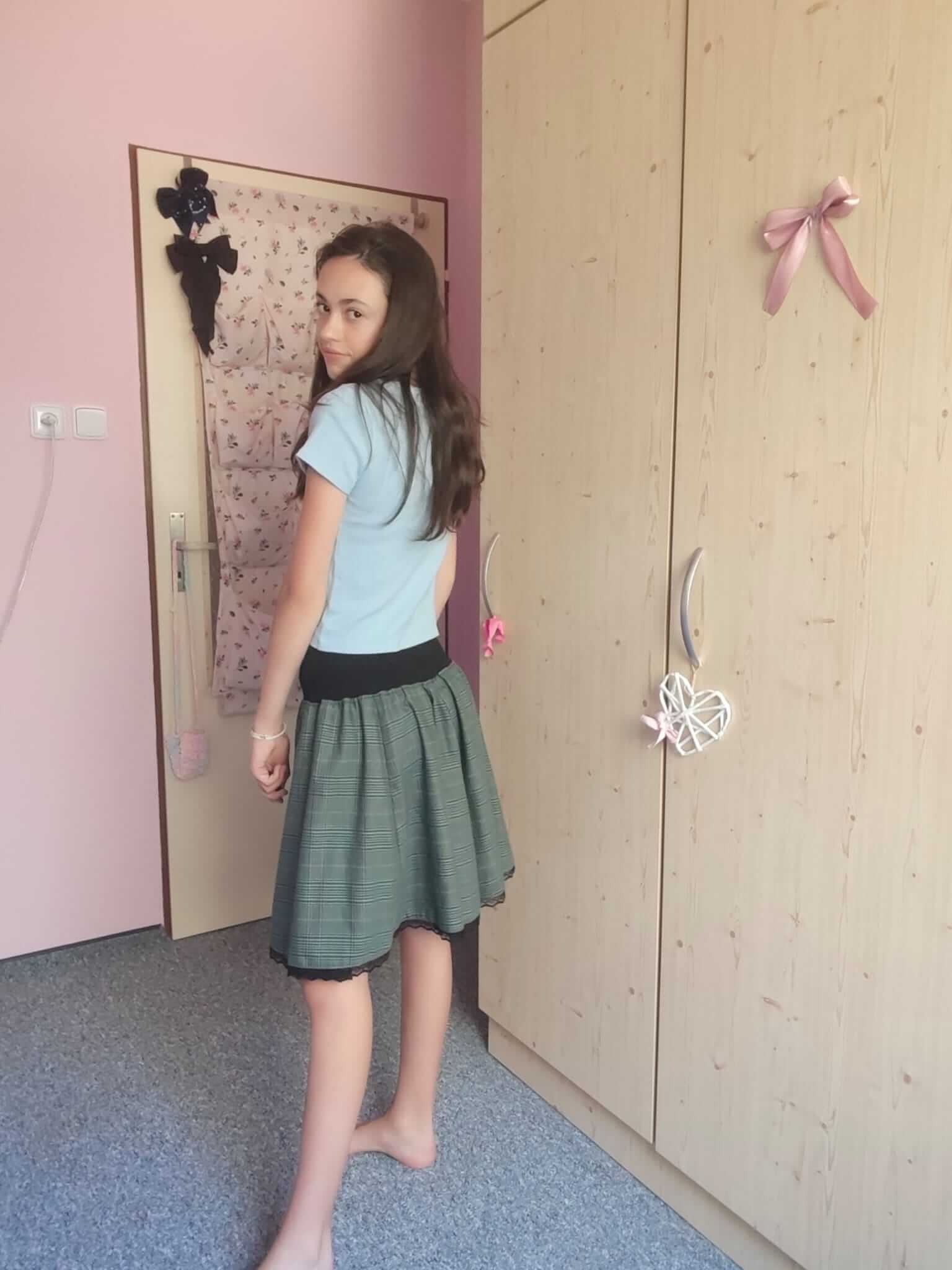 Dámská kolová sukně z polyesterové kostýmové látky s elegantním zeleným vzorem je ideální pro ženy, které chtějí vyniknout a uchvátit.