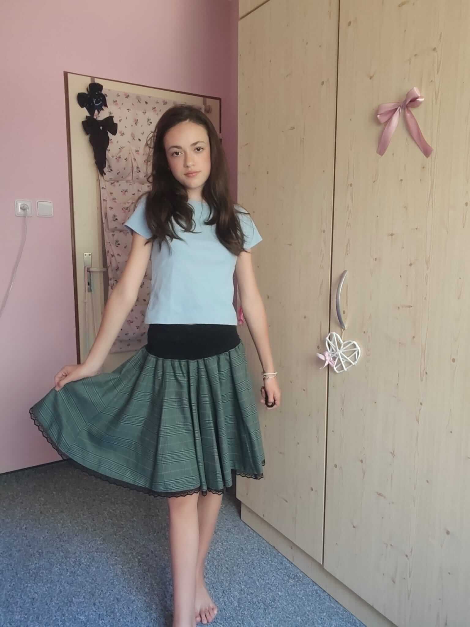 Dámská kolová sukně z polyesterové kostýmové látky s elegantním zeleným vzorem je ideální pro ženy, které chtějí vyniknout a uchvátit.