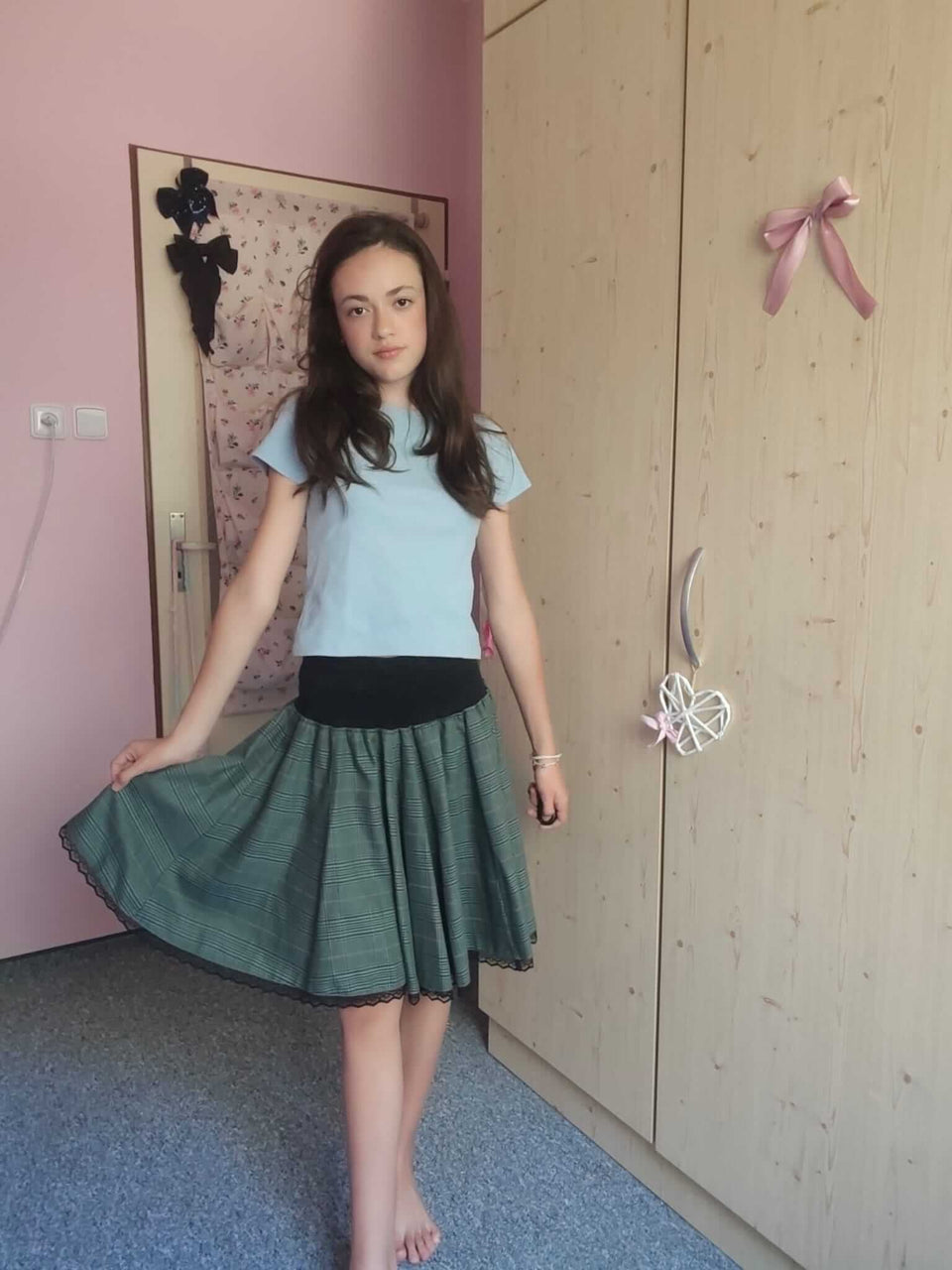 Dámská kolová sukně z polyesterové kostýmové látky s elegantním zeleným vzorem je ideální pro ženy, které chtějí vyniknout a uchvátit.
