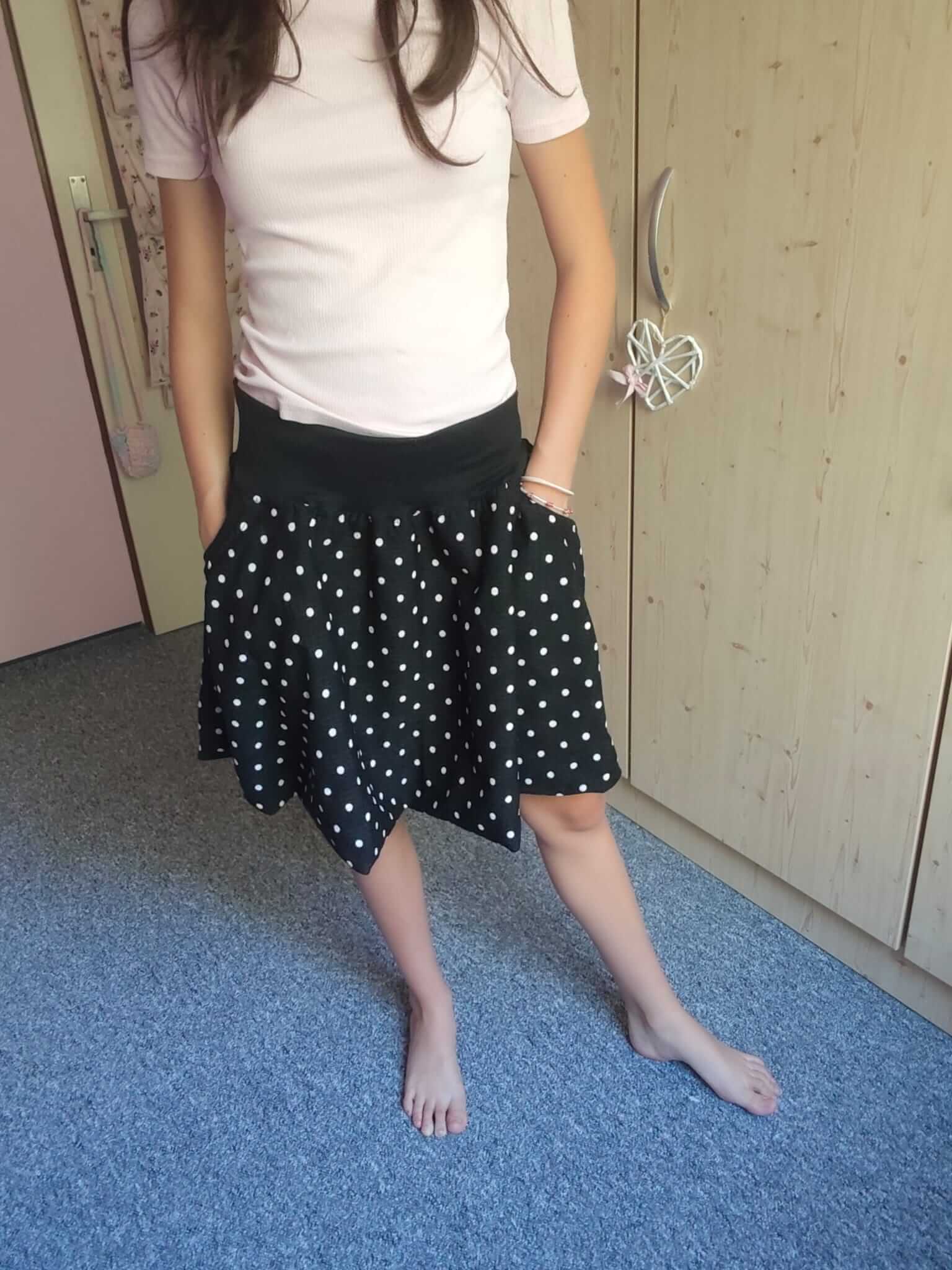 Dámská balonová sukně černá s bílými puntíky je dokonalým spojením stylu a pohodlí pro každou příležitost. Vyrobena z kvalitního polyesteru.