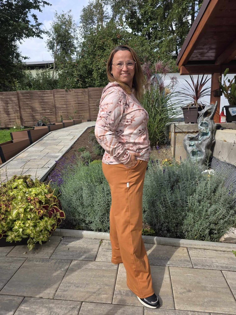 Dámské široké skořicové kalhoty z teplákoviny s kapsami a pružným pasem. Ideální volba pro pohodlné každodenní nošení.