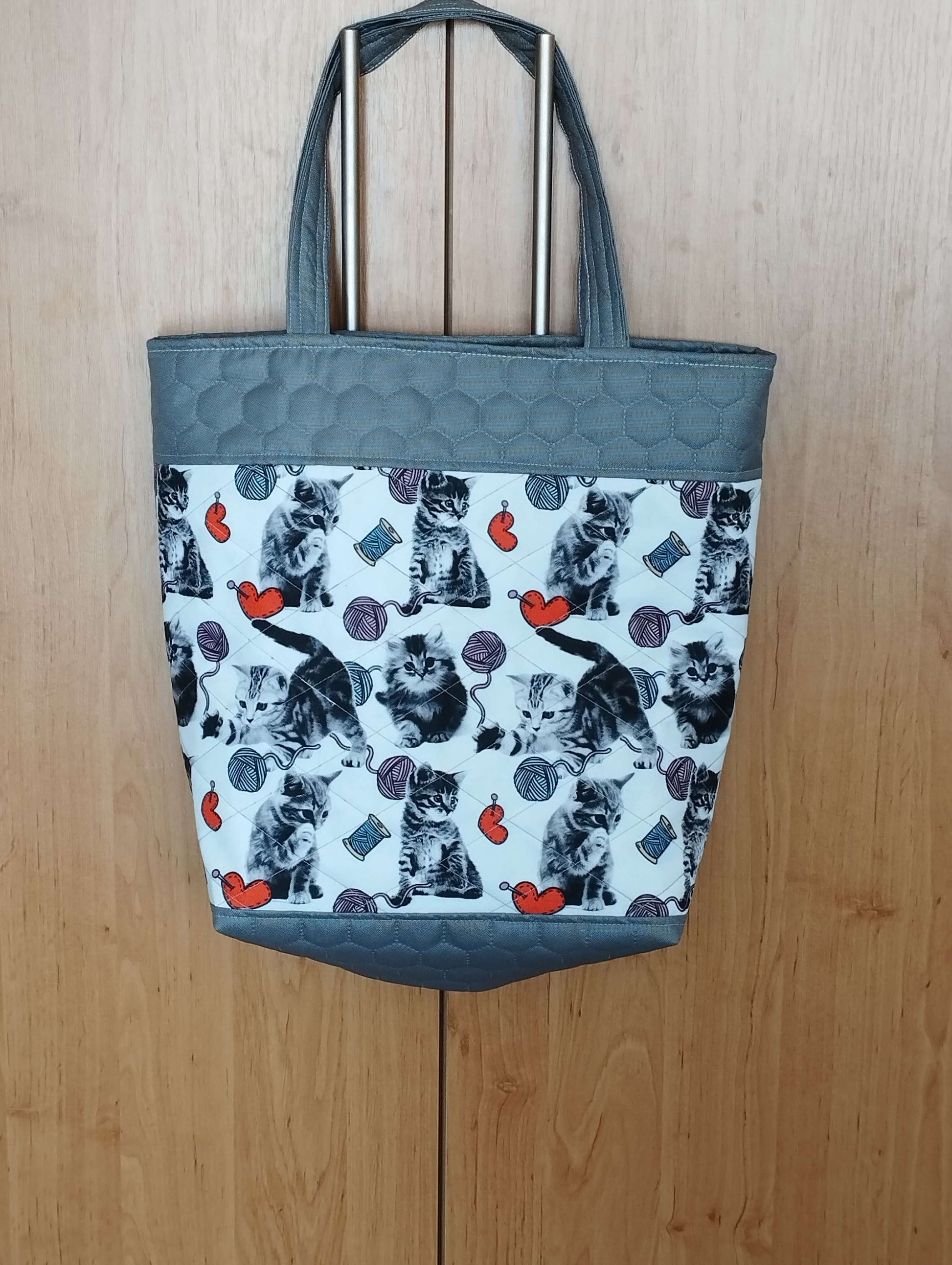 Taška s koťátky a klubíčky, ručně šitá z kočárkoviny. Originální design, kapsy uvnitř, pevné dno. Česká výroba s láskou.
