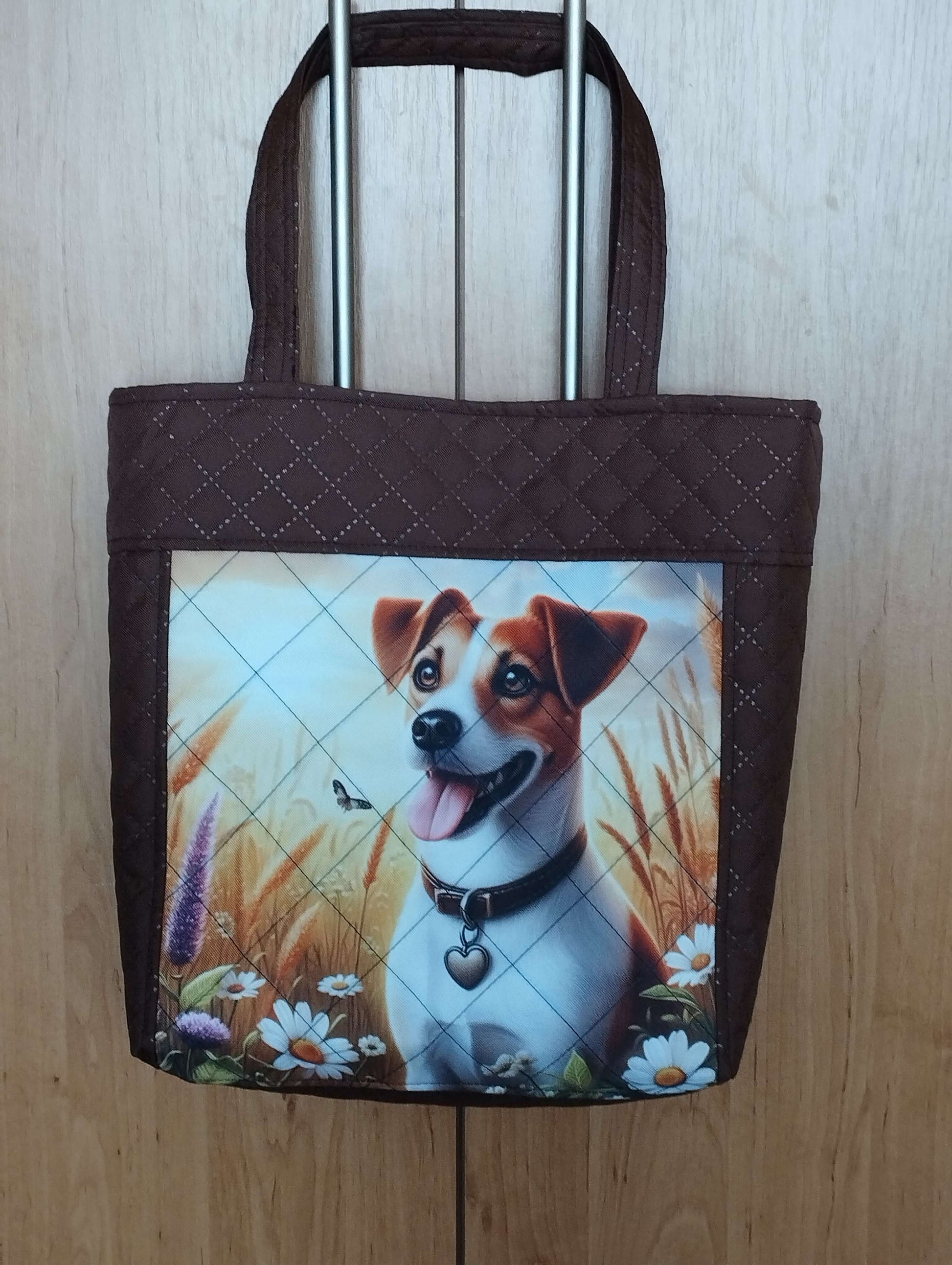 Taška s Jack Russellem, ručně šitá z pevné látky. Český originál s kapsami, magnetickým zapínáním a pohodlnými uchy přes rameno.