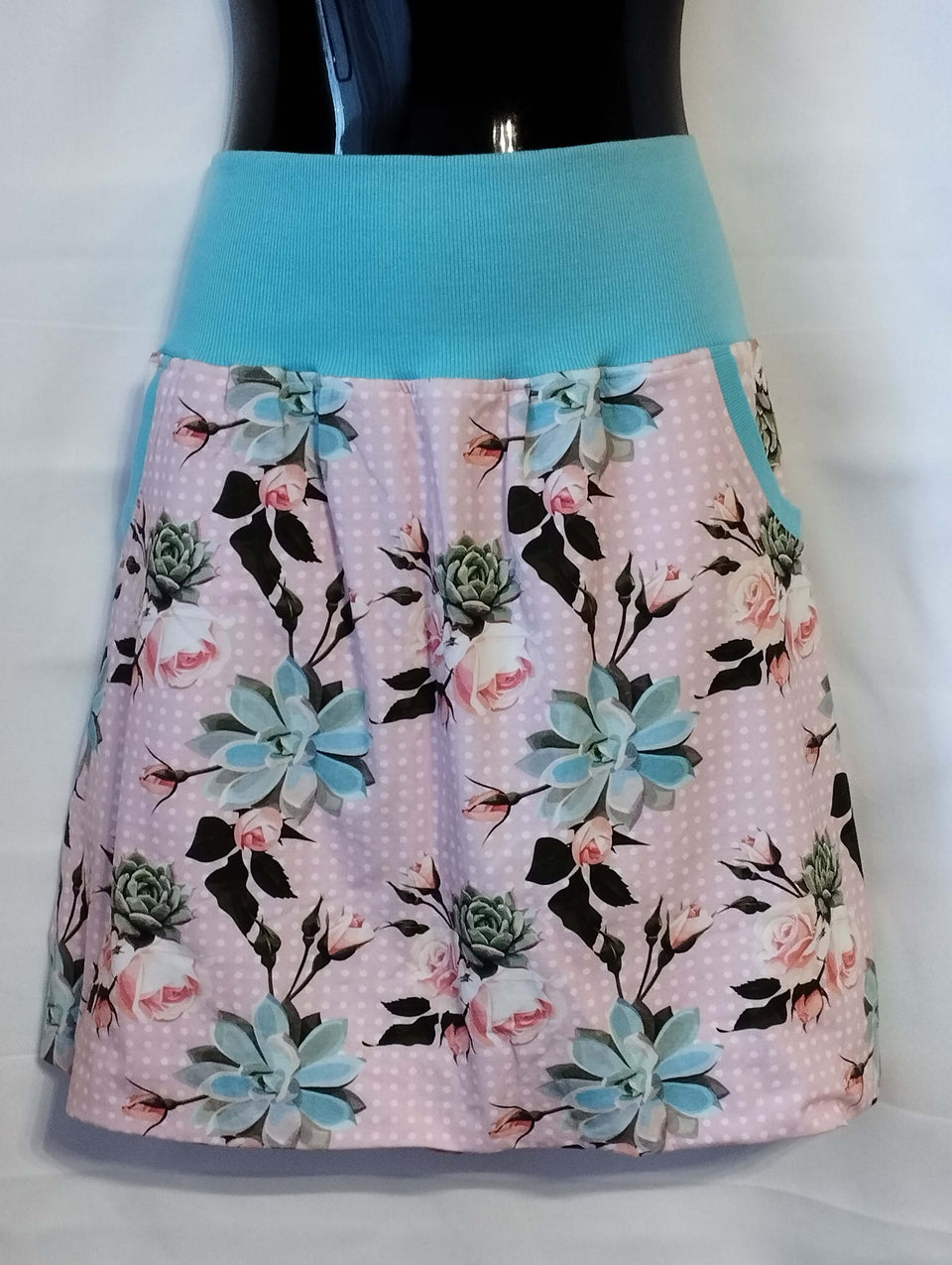 Stylová Dámská balonová sukně z bavlněného úpletu v růžové barvě s tyrkysovými květy. Ideální pro pohodlný a trendy outfit každé ženy.
