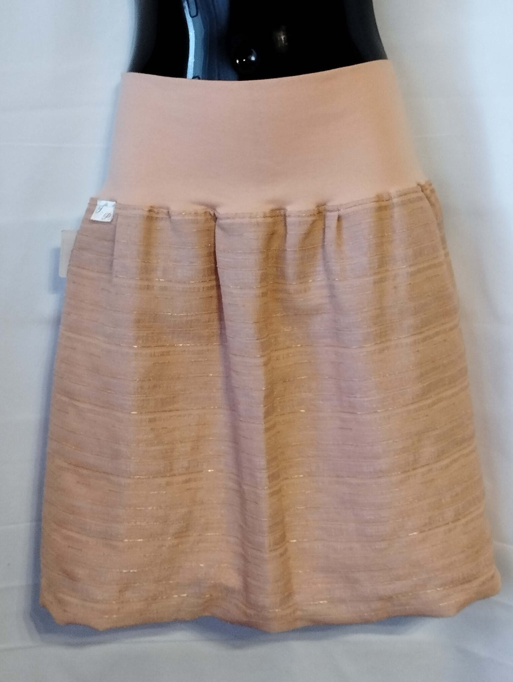 Dámská sukně lososová polyester bavlna náplet – elegantní sukně s podšívkou, pohodlným nápletem a jemnou lososovou barvou. Ručně šitá od Ivastyl.