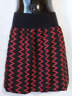 Dámská sukně černo červené ornamenty polyester náplet – elegantní sukně s podšívkou, pružným pasem a výrazným vzorem. Ručně šitá od Ivastyl.