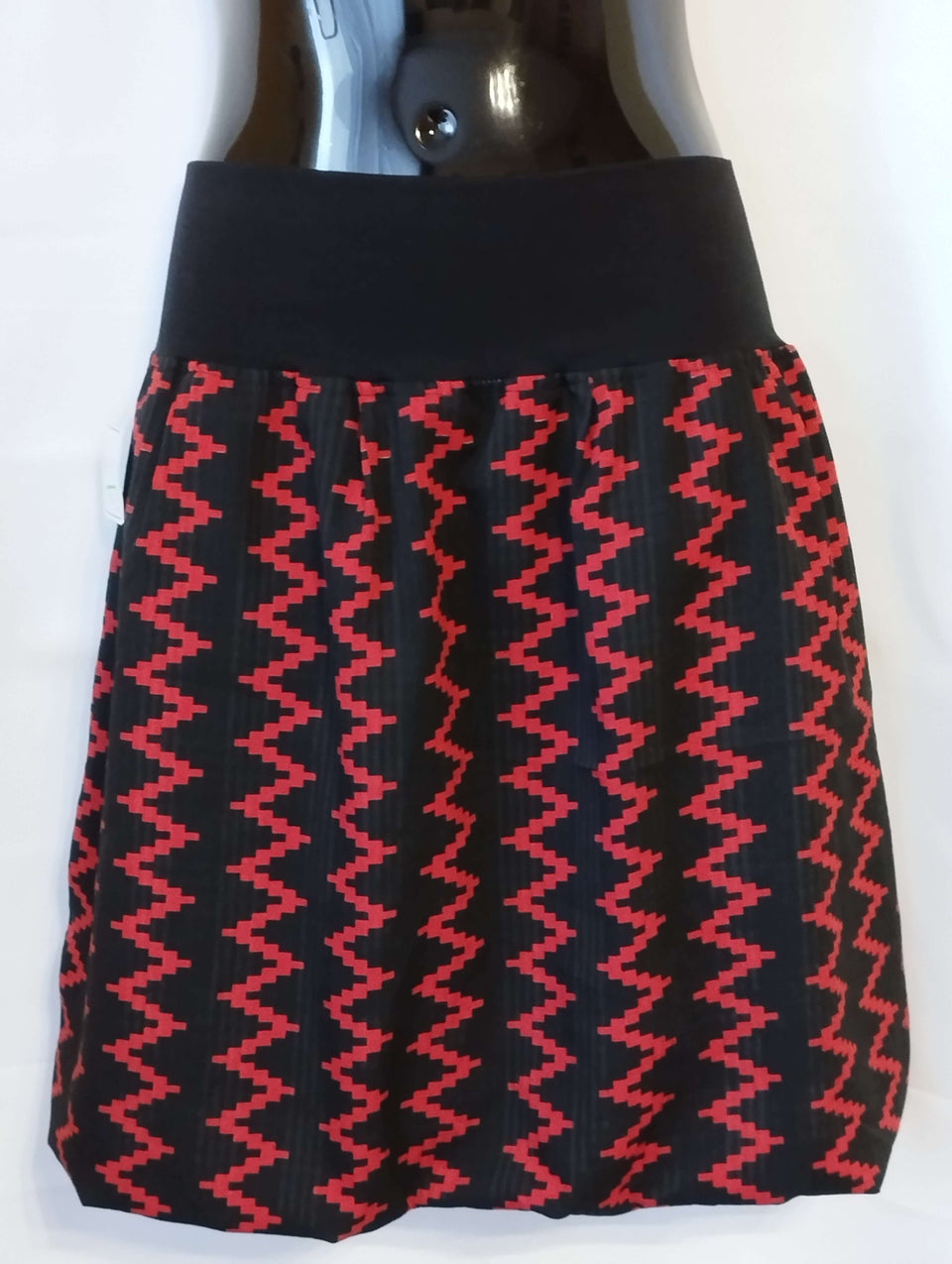 Dámská balonová sukně s černo-červenými ornamenty Polyester je skvělou volbou pro každou ženu, která hledá kombinaci pohodlí a stylu. 