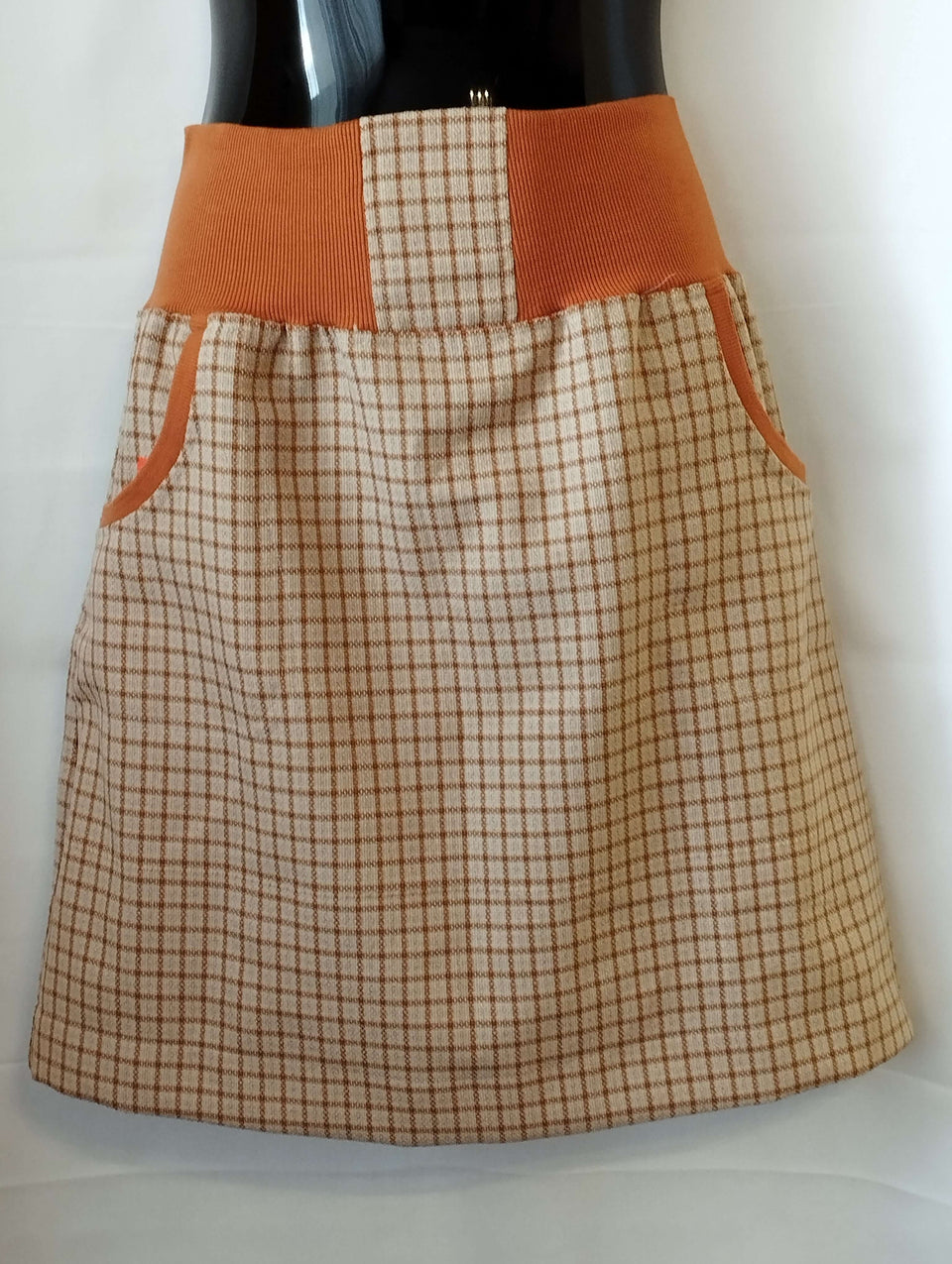 Dámská sukně béžová oranžová kostka polyester náplet kapsy – elegantní sukně s pružným pasem, kapsami a výrazným vzorem. Ručně šitá od Ivastyl