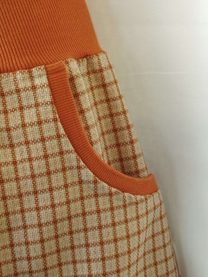 Dámská sukně béžová oranžová kostka polyester náplet kapsy – elegantní sukně s pružným pasem, kapsami a výrazným vzorem. Ručně šitá od Ivastyl