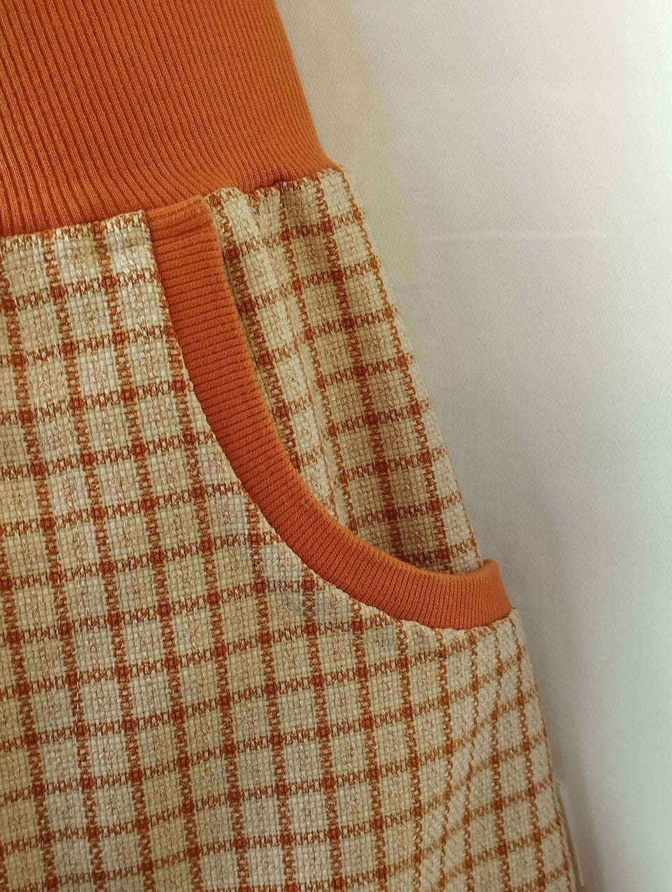 Dámská sukně béžová oranžová kostka polyester náplet kapsy – elegantní sukně s pružným pasem, kapsami a výrazným vzorem. Ručně šitá od Ivastyl