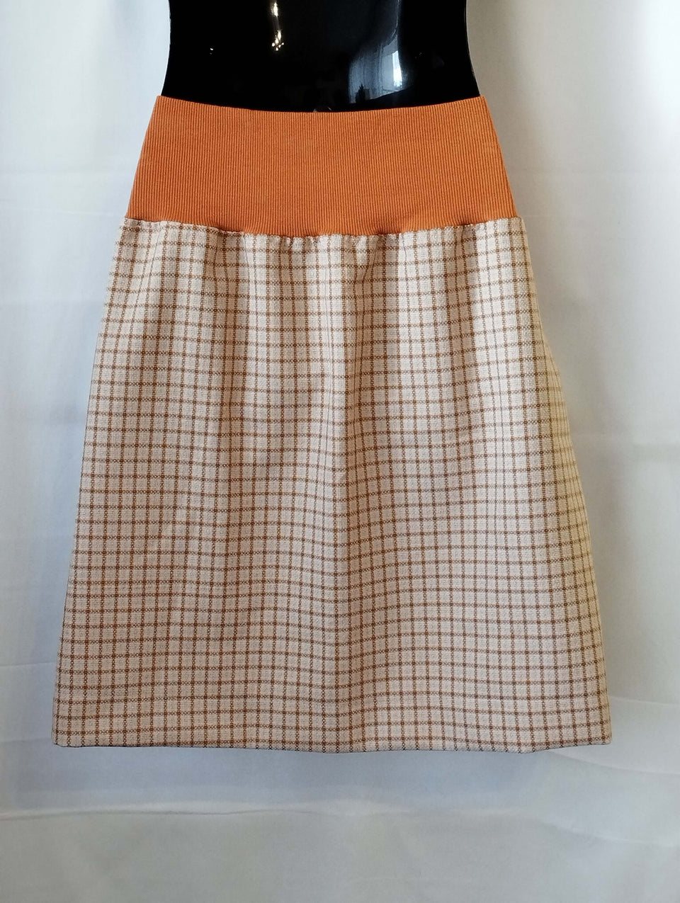 Dámská sukně béžová oranžová kostka polyester náplet kapsy – elegantní sukně s pružným pasem, kapsami a výrazným vzorem. Ručně šitá od Ivastyl