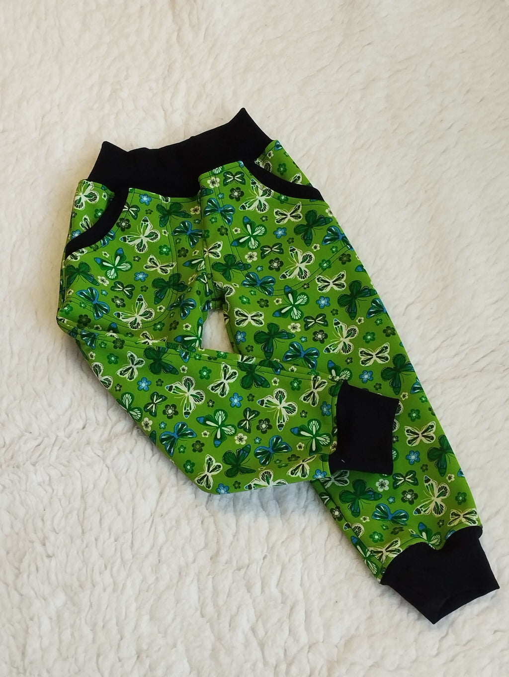 Softshellové kalhoty s fleecem s motivem motýlků. Pohodlné, teplé a odolné kalhoty vhodné na venkovní aktivity pro děti i dospělé.