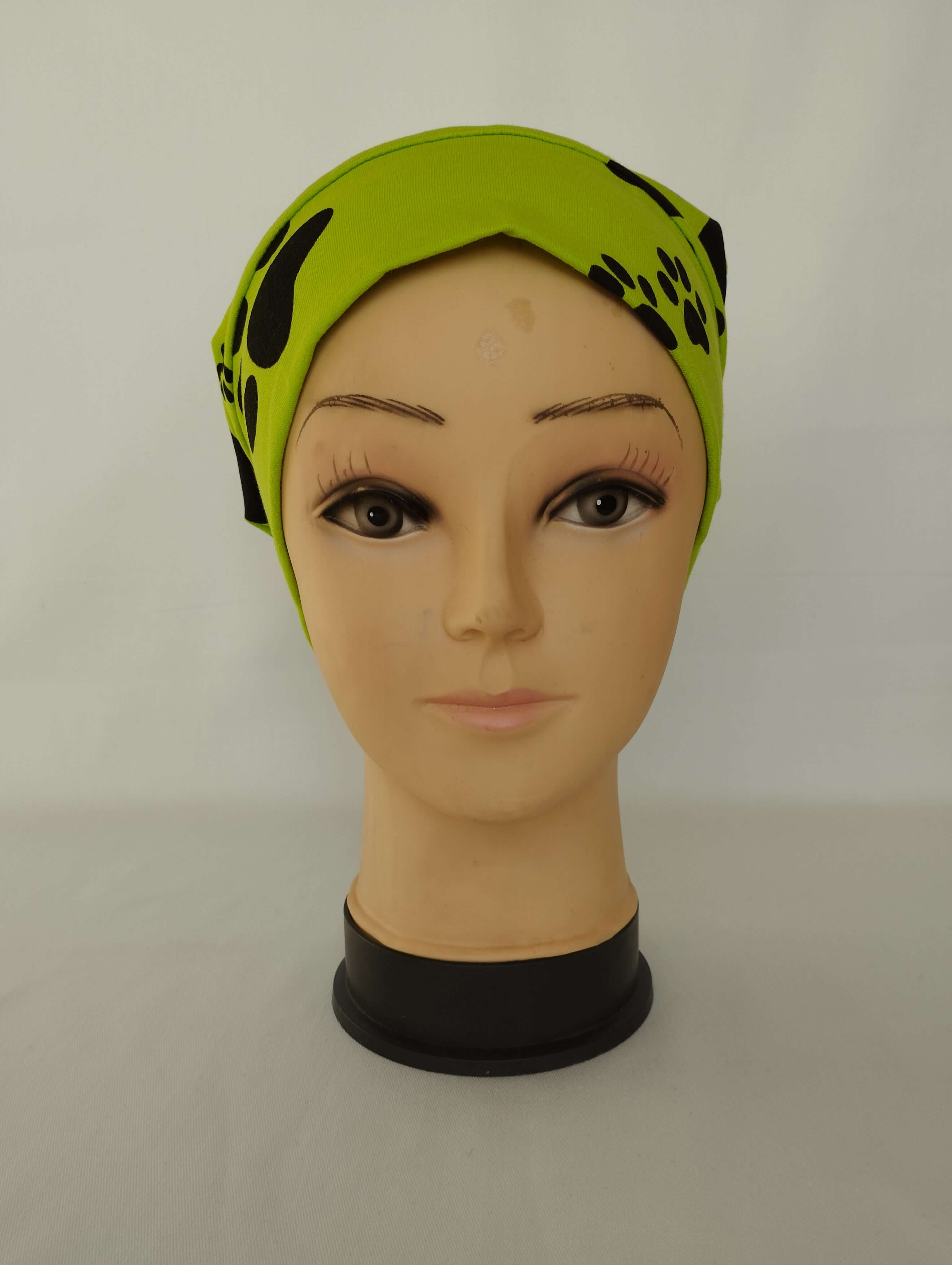 Dámská čepice zelená černé tlapky dvouvrstvá fleece – stylová, teplá a měkká čepice s podšívkou z fleecu. Ručně šitá od Ivastyl.