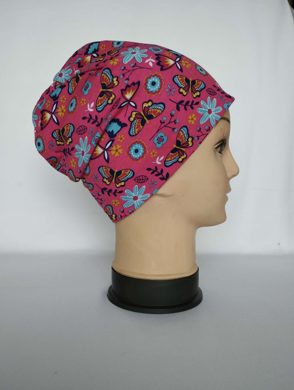 Stylová čepice z bavlněného úpletu s motýly, ideální pro jarní a podzimní dny. Užívejte si pohodlí a originální design od Ivastyl.