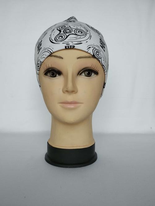 Bavlněná čepice dvouvrstvá teplákovina bílá černý vzor – stylová čepice vhodná pro celoroční nošení. Pohodlný střih a ruční výroba od Ivastyl.