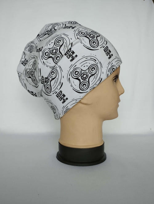 Bavlněná čepice dvouvrstvá teplákovina bílá černý vzor – stylová čepice vhodná pro celoroční nošení. Pohodlný střih a ruční výroba od Ivastyl.