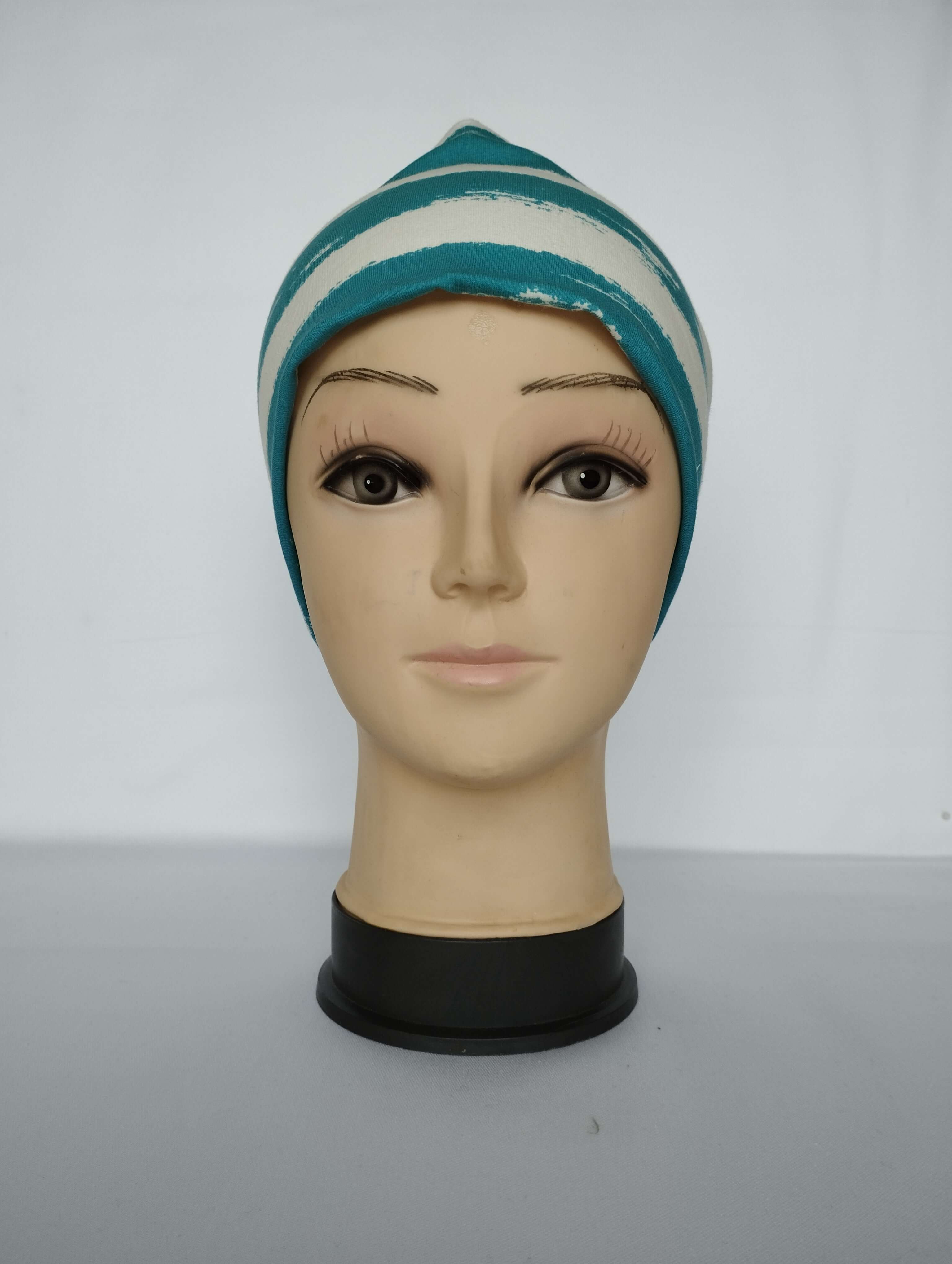 Bavlněná čepice dvouvrstvá teplákovina pruhy tyrkys bílé – pohodlná celoroční čepice z pružné teplákoviny, vhodná pro každodenní nošení. Ručně šitá.