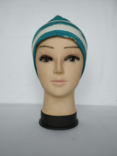 Bavlněná čepice dvouvrstvá teplákovina pruhy tyrkys bílé – pohodlná celoroční čepice z pružné teplákoviny, vhodná pro každodenní nošení. Ručně šitá.