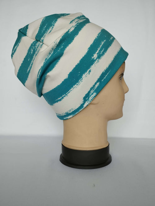 Bavlněná čepice dvouvrstvá teplákovina pruhy tyrkys bílé – pohodlná celoroční čepice z pružné teplákoviny, vhodná pro každodenní nošení. Ručně šitá.