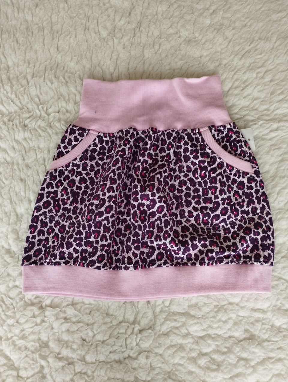 Dívčí sukně z bavlněné teplákoviny fialová s leopardím vzorem je ideální volbou pro pohodlné a stylové každodenní nošení.