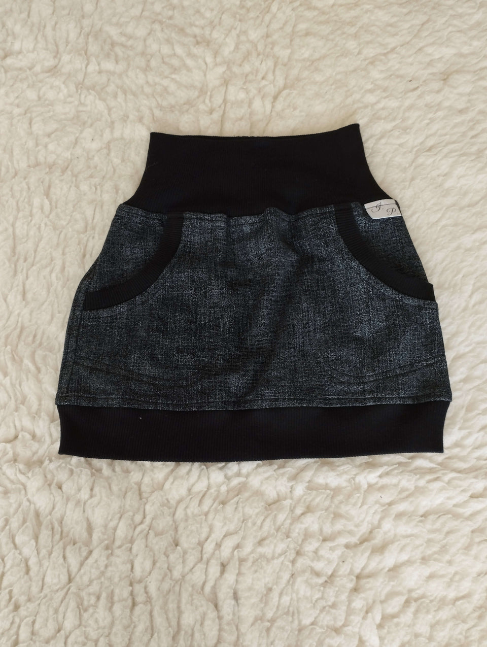 Dívčí sukně z bavlněné teplákoviny s kapsami a pružným pasem. Materiál 95% bavlna, 5% lycra. Délka 30 nebo 35 cm, boky 55–64 cm.