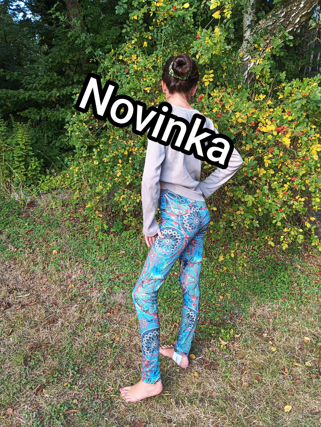 Dívčí legíny s mandalami v smaragdové barvě, vyrobené z pohodlného polyesterového úpletu. Ideální pro každodenní nošení a aktivity.
