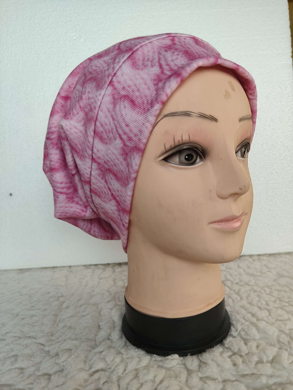 Dámská růžová čepice IvaStyl se vzorem copánků přináší styl a pohodlí. Ideální volba pro každodenní nošení a elegantní doplněk k jakémukoliv outfitu.
