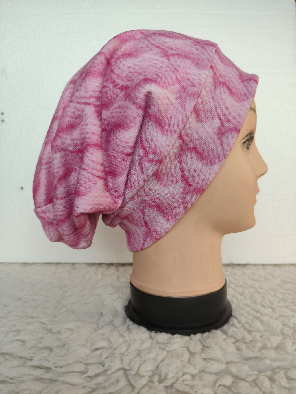 Dámská růžová čepice IvaStyl se vzorem copánků přináší styl a pohodlí. Ideální volba pro každodenní nošení a elegantní doplněk k jakémukoliv outfitu.
