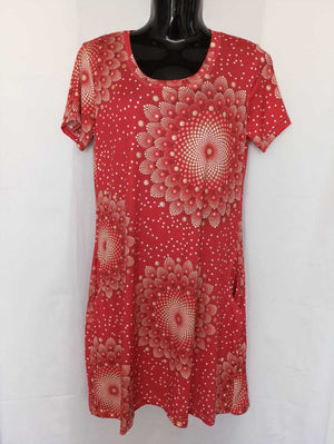 Dámské letní šaty z velmi příjemného materiálu – 100% polyester Silk, imitace hedvábí. Lehké a vzdušné, ideální na teplé letní dny.