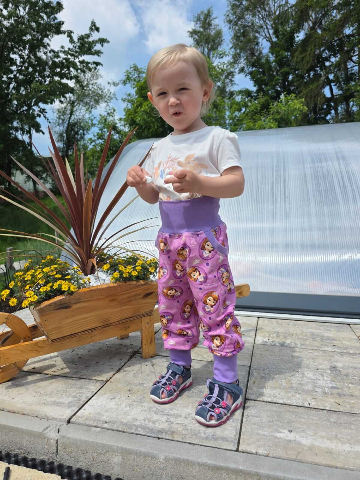 Dětské fialové tepláčky s princeznami, pohodlné a hravé, ideální na ven a do školky.