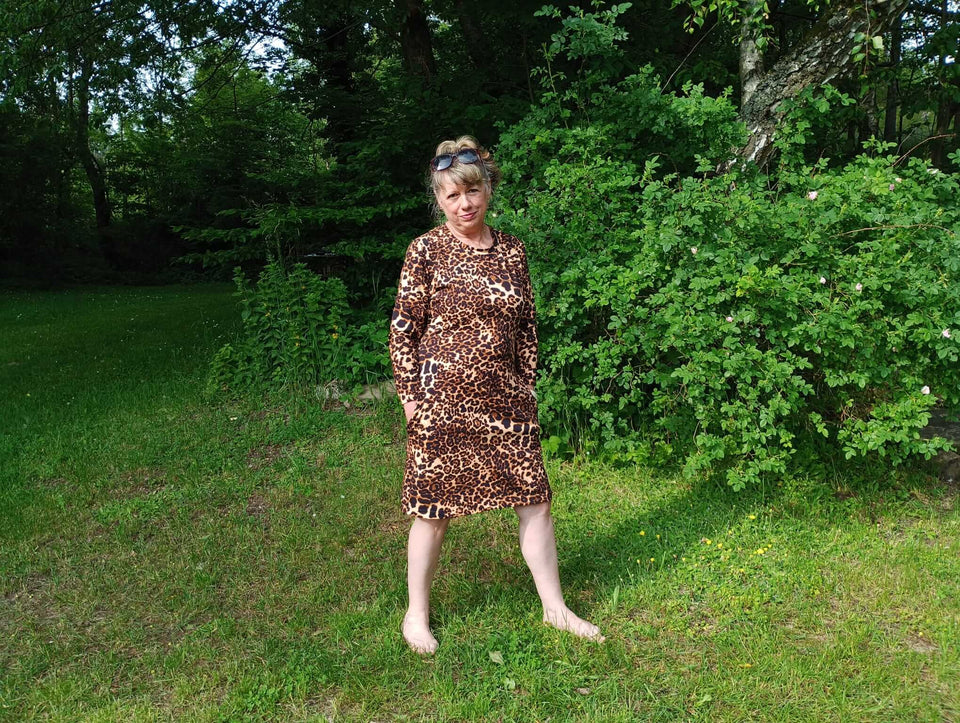 Bavlněné šaty z teplákoviny set máma a dcera s leopardím vzorem – pohodlné a stylové šaty pro volný čas i doma.