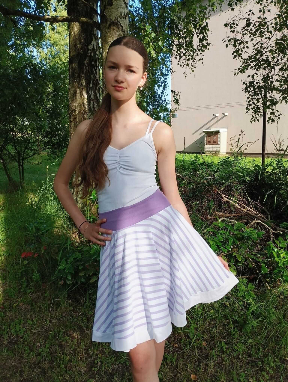 Dívčí kolová sukně bílo fialová s proužky – pohodlná a stylová sukně ideální na každodenní nošení i slavnostní příležitosti