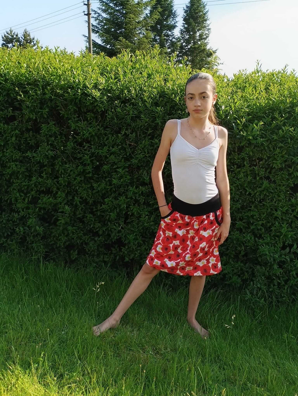 Dámská sukně vlčí máky černý pas A střih kapsy nabízí pohodlí a styl. Praktická sukně s kapsami, ideální pro každodenní nošení a speciální příležitosti.