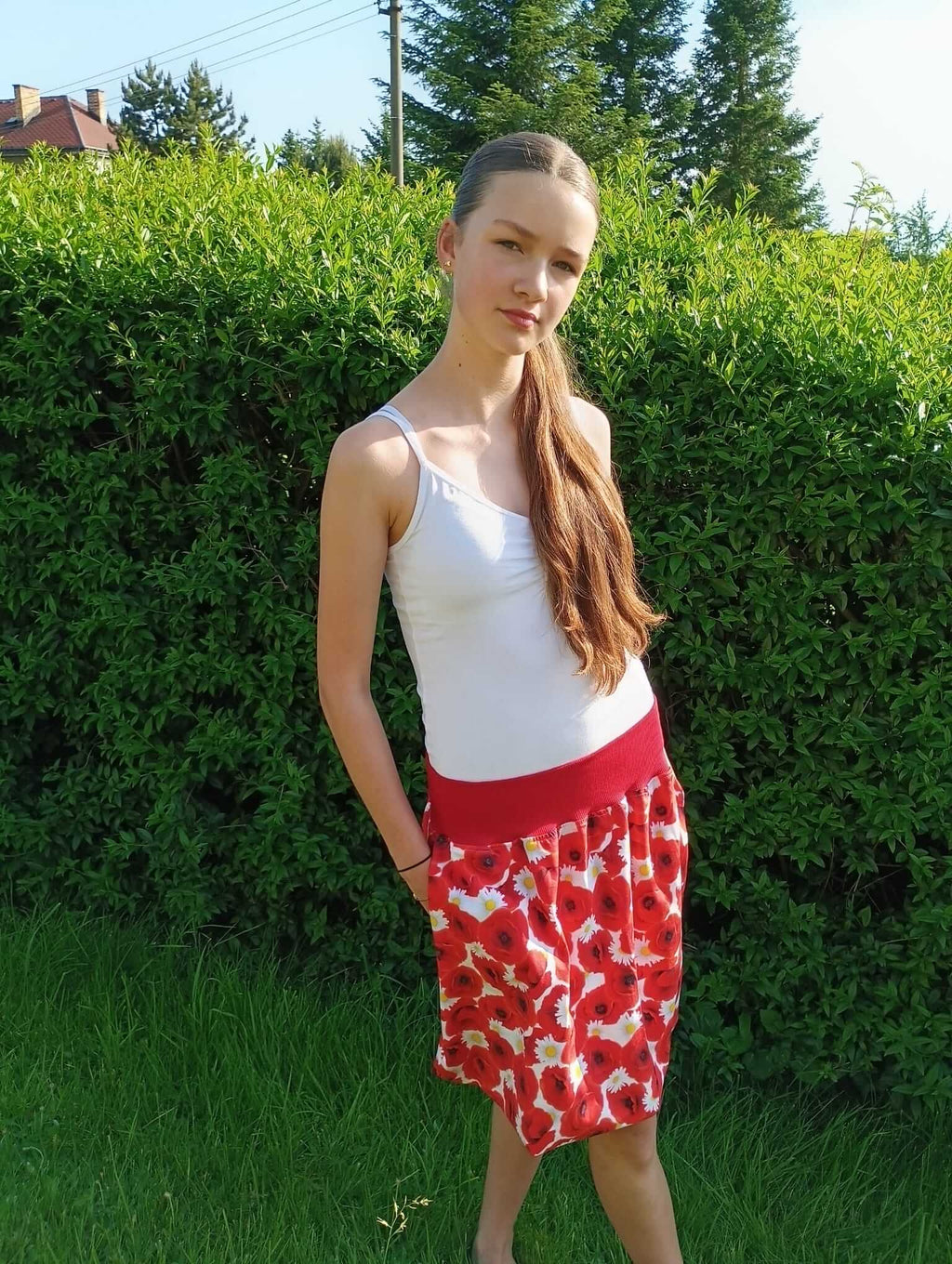 Dámská sukně vlčí máky balonový střih – elegantní a pohodlná sukně pro každodenní nošení i speciální příležitosti.